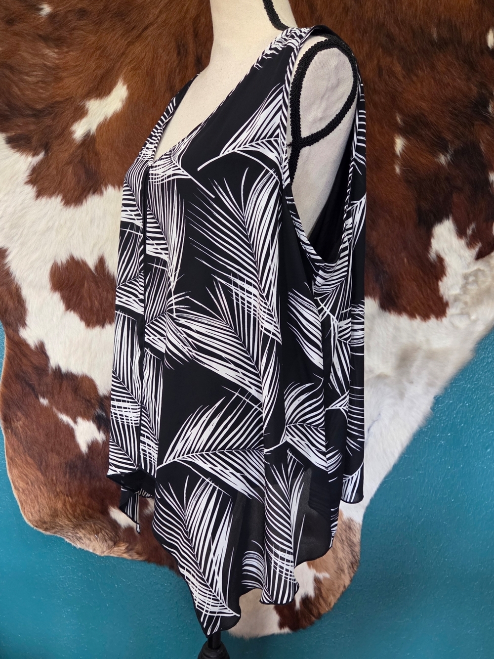 Karen Kane Black and White Palm-Print Sleeveless Tank - Picture 3 of 6